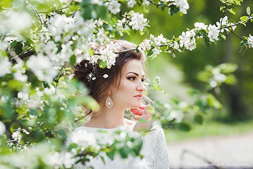 фотосессия свадьбы в яблоневом саду